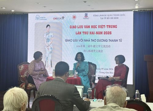 Nhiều câu chuyện về dịch thuật, văn thơ được các tác giả của Việt Nam và Trung Quốc chia sẻ tại chương trình.