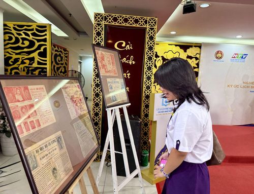 Các em học sinh, sinh viên tìm hiểu về nghệ thuật cải lương qua các bài báo cũ được trưng bày.