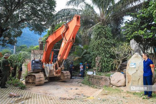 Để tổ chức cưỡng chế, xã Kim Anh đã huy động hàng chục người, thuộc các lực lượng như: Viện KSND khu vực 7, công ty điện lực, phòng thi hành án, Đảng ủy - HĐND - UBND - MTTQ xã Kim Anh, công an, quân đội… cùng xe cẩu tự hành 80 tấn, máy xúc gầu, xe tải…