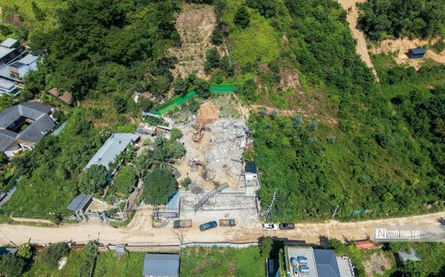Trước khi bị cưỡng chế, chủ công trình này đã tự huy động máy xúc để phá dỡ, thu hồi vật liệu và di chuyển tài sản (Ảnh chụp ngày 3/9).