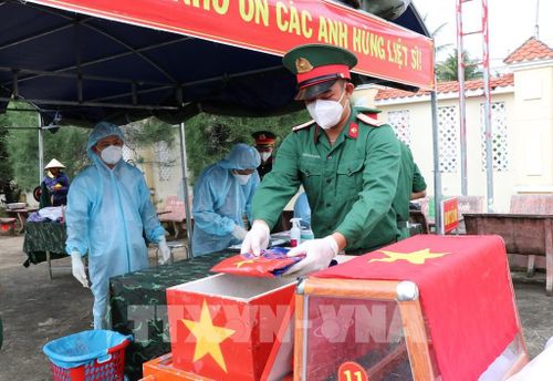 Lực lượng chức năng lấy mẫu hài cốt liệt sĩ chưa xác định được thông tin tại Nghĩa trang Liệt sĩ Tiểu Cần theo đúng quy trình kỹ thuật, phục vụ giám định ADN. Ảnh: Thanh Hòa - TTXVN
