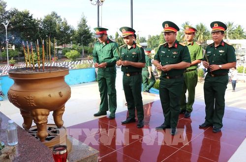 Đại biểu dâng hương tưởng niệm các Anh hùng liệt sĩ tại nghĩa trang. Ảnh: Thanh Hòa - TTXVN
