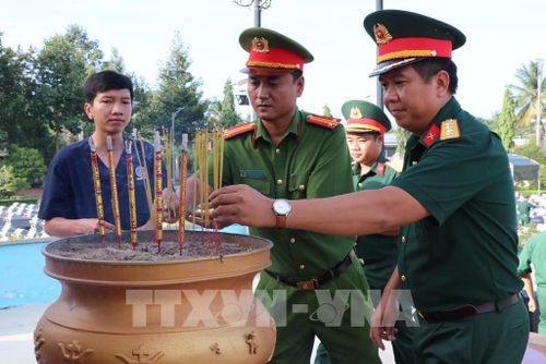 Đại biểu dâng hương tưởng niệm các Anh hùng liệt sĩ trước khi lấy mẫu hài cốt liệt sĩ chưa xác định được thông tin. Ảnh: Thanh Hòa - TTXVN