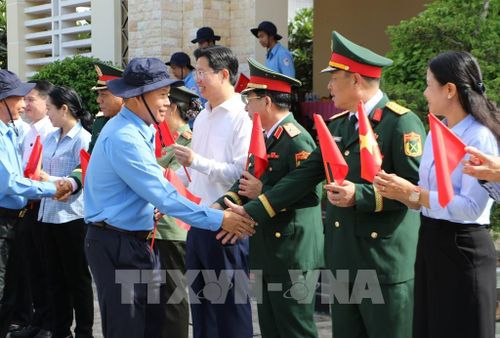 Tiễn Đội K91 lên đường thực hiện nhiệm vụ. Ảnh: Hồng Thái - TTXVN