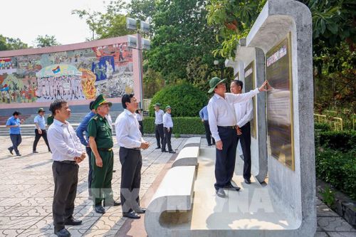 Lãnh đạo UBND tỉnh Tây Ninh kiểm tra thực tế tình trạng các hạng mục tại Khu di tích quốc gia đặc biệt Căn cứ Trung ương Cục miền Nam, qua đó đánh giá hiện trạng và đề xuất giải pháp bảo quản, tu bổ di tích. Ảnh: Giang Phương - TTXVN