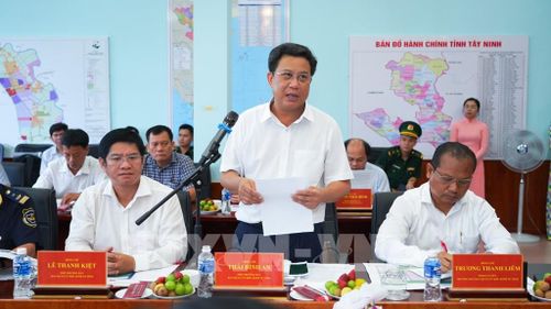 Ông Thái Bình An, Phó trưởng Ban Quản lý Khu kinh tế tỉnh Tây Ninh báo cáo phương án phương án tổng thể Dự án Phát triển hạ tầng Mộc Bài đến năm 2030. Ảnh: Minh Phú – TTXVN