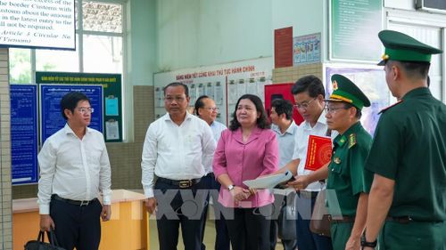 Ủy viên Trung ương Đảng, Phó Bí thư Thường trực Tỉnh ủy Tây Ninh Hồ Thị Hoàng Yến khảo sát điều kiện, cơ sở vật chất Trạm kiểm soát liên hợp, Cửa khẩu quốc tế Mộc Bài. Ảnh: Minh Phú – TTXVN