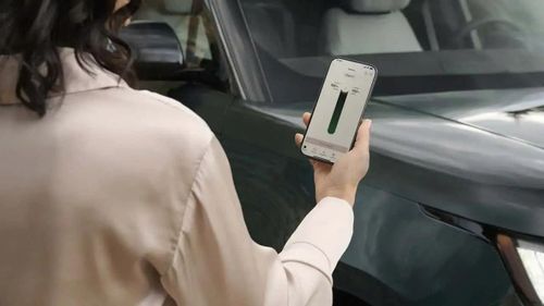 Range Rover điện dùng pin 118,5 kWh, hai mô-tơ 542 mã lực, sạc 10-80% trong 22 phút và có khả năng lội nước gần 0,9m.