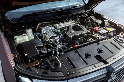 Mitsubishi Pajero thế hệ mới sử dụng động cơ diesel 4 xi-lanh 2.4L với bộ tăng áp biến thiên, hộp số tự động 8 cấp mới, công suất tối đa 150kW (khoảng 201 mã lực), mô-men xoắn cực đại đạt 470Nm hoặc 480Nm tùy phiên bản.