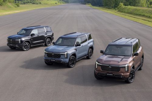 Tại thị trường Úc, Mitsubishi Pajero có 3 phiên bản gồm bản GLS (khoảng 1,3 tỷ) sẽ có mâm hợp kim 18 inch, đèn pha LED tự động, hai màn hình 12,3 inch mỗi chiếc, hỗ trợ Apple CarPlay/Android Auto không dây, âm thanh 6 loa, sạc điện thoại không dây, vô-lăng sưởi có lẫy chuyển số, khởi động không cần chìa, cốp điện...; Đối với bản giữa Exceed (khoảng 1,52 tỷ) có thêm so với GLS như mặc định 7 chỗ, mâm 20 inch, ghế da đen, ghế trước chỉnh điện có sưởi, ghế ngoài hàng 2 có sưởi, hai màn hình 14,3 inch mỗi chiếc, dàn âm thanh Yamaha Dynamic Sound Ultimate 12 loa, rèm che nắng cửa sau, hộc chứa đồ có làm mát; Trong khi bản GSR cao cấp nhất (giá từ 1,61 tỷ) mâm đen 20 inch, chức năng nhớ vị trí cho ghế lái/vô-lăng/gương chiếu hậu, ghế trước có thông gió, cửa sổ trời toàn cảnh, đèn pha thích ứng tự động đổi chùm sáng, hệ thống lọc không khí NanoeX...