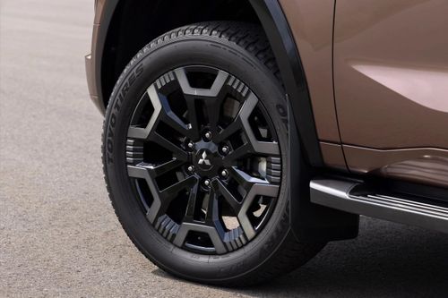 Pajero thế hệ thứ 5 sử dụng mâm hợp kim 18 inch với bản GLS trong khi các bản cao hơn sử dụng mâm đen 20 inch.