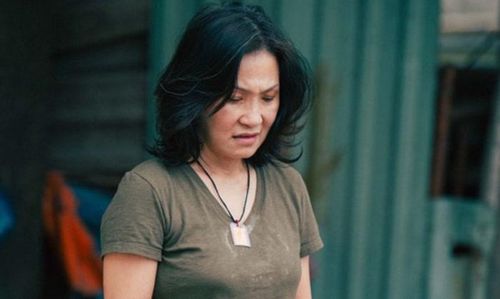 Hồng Đào gây chú ý với vai bà chủ trại hòm trong “Lên hương”.