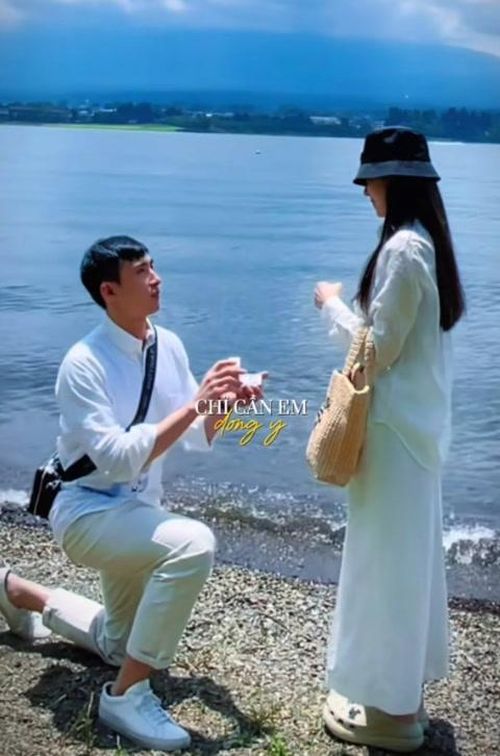  Diễn viên Midu đăng tải đoạn clip ghi lại khoảnh khắc được chồng là thiếu gia Minh Đạt cầu hôn.