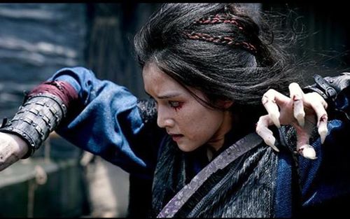 Mai Siêu Phong nhận hậu quả khi luyện sai Cửu Âm Chân Kinh.