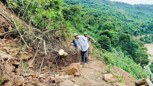 Thông đường để trẻ kịp đến trường trong ngày khai giảng.