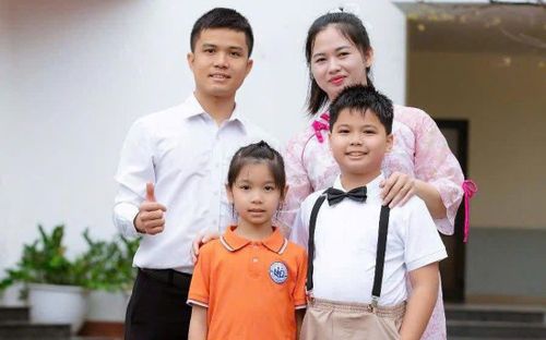 Vợ chồng chị Hoa và 2 con