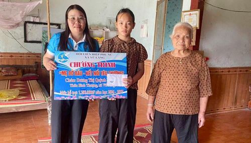 Hội LHPN xã Vũ Lăng trao quà, hỗ trợ từ chương trình " Mẹ đỡ đầu, kết nối yêu thương" cho học sinh có hoàn cảnh khó khăn