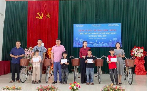 Trao tặng xe đạp và học bổng cho các em học sinh có hoàn cảnh khó khăn ở xã Kiên Mộc