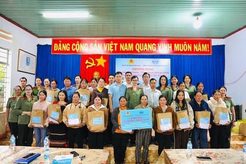 50 suất quà được trao đến các em học sinh và 30 suất quà được trao tặng hội viên, phụ nữ có hoàn cảnh khó khăn tại làng Bía Ngó.