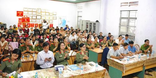 Các đại biểu, đơn vị đồng hành cùng người dân địa phương có mặt tại chương trình.