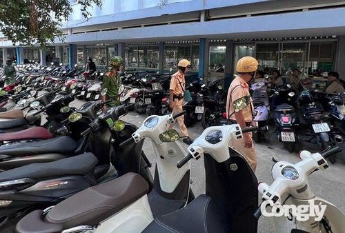 CSGT phối hợp Công an cấp xã và Ban Giám hiệu nhà trường kiểm tra bãi trông giữ phương tiện học sinh tại Trường THPT Nguyễn Trãi.