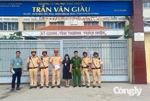 CSGT phối hợp với công an cấp xã và ban giám hiệu nhà trường chủ động triển khai các giải pháp bảo đảm an toàn giao thông tại khu vực cổng trường ngay từ sớm.