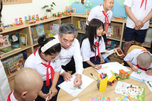 Các em nhỏ háo hức tham gia vẽ tranh trong ngày khai giảng.