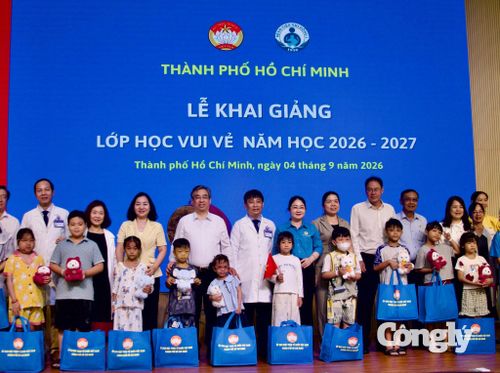 Lễ khai giảng “Lớp học vui vẻ” tại Bệnh viện Nhi đồng 1.