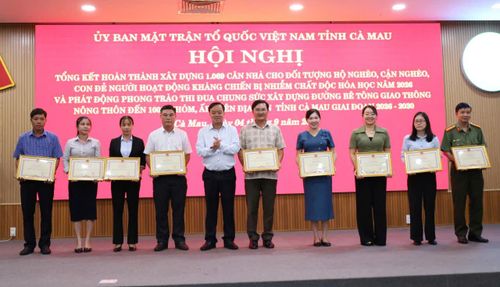 Lãnh đạo tỉnh Cà Mau trao Bằng khen của Chủ tịch UBND tỉnh cho các tập thể, cá nhân có thành tích tiêu biểu trong thực hiện hỗ trợ xây dựng 1.069 căn nhà cho các đối tượng gặp khó khăn về nhà ở năm 2026