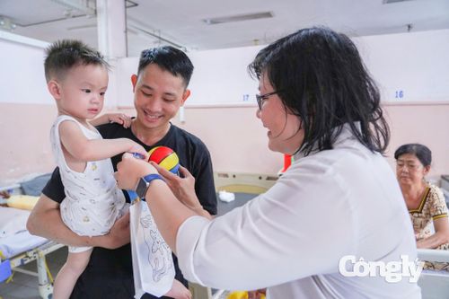 Trao tặng quà cho bệnh nhi đang điều trị tại viện.