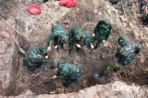Phát hiện thêm 7 bộ hài cốt liệt sĩ ở Công viên Lê Thị Riêng.