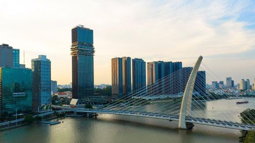 Có lẽ không nhiều địa điểm phù hợp hơn để bàn về tương lai TP.HCM như tầng 53 của Saigon Marina IFC, một trong những tòa nhà chọc trời mới nhất TP.HCM. Từ đây có thể nhìn bao quát TP.HCM hôm nay, vừa có thể hình dung một TP.HCM rất khác trong tương lai. Saigon Marina IFC cũng là nơi thường xuyên tổ chức bắn pháo hoa tầm cao trong những dịp lễ trọng đại của đất nước. Ảnh: Phú Long