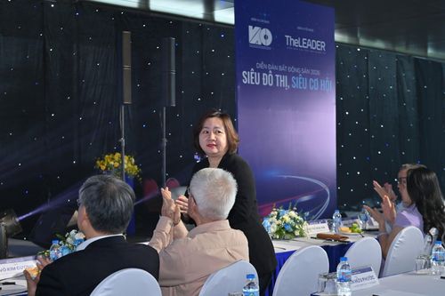 Các diễn giả tham gia diễn đàn gồm: KTS Võ Kim Cương, nguyên Phó giám đốc Sở Quy hoạch - kiến trúc TP.HCM; bà Dương Thùy Dung, Giám đốc điều hành CBRE Việt Nam; ông Kiều Xuân Phan, đại diện Tập đoàn Nam Mê Kông; ông Nguyễn Đỗ Dũng, Tổng giám đốc enCity và bà Nguyễn Thị Thanh Hương, Phó chủ tịch Hội Môi giới bất động sản Việt Nam. Ảnh: BTC