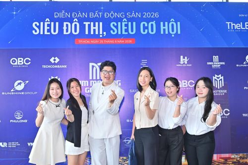 Khách mời tranh thủ lưu lại khoảnh khắc kỷ niệm tại sự kiện. Đáng chú ý, sự kiện thu hút nhiều bạn trẻ gen Z dến tìm hiểu về thị trường bất động sản, xu hướng và cơ hội đầu tư. Ảnh: BTC