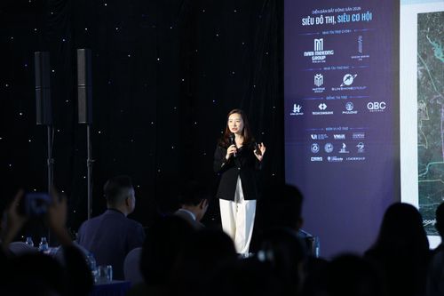 Bà Dương Thùy Dung, Giám đốc điều hành CBRE Việt Nam trình bày chuyên sâu về những cơ hội đầu tư bất động sản trong kỷ nguyên siêu đô thị. Ảnh: BTC