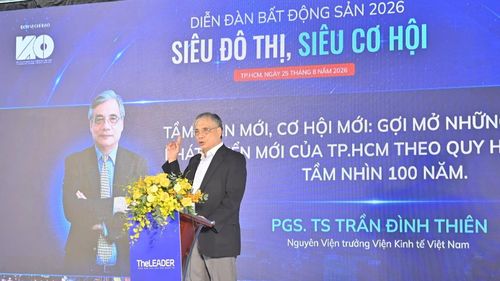 PGS.TS Trần Đình Thiên, nguyên Viện trưởng Viện Kinh tế Việt Nam, trình bày tham luận "Tầm nhìn mới, cơ hội mới: Gợi mở những định hướng phát triển mới của TP.HCM theo quy hoạch 25 năm và tầm nhìn 100 năm". Ông cũng đưa ra nhiều góc nhìn sắc sảo về định hướng quy hoạch TP.HCM trong phiên toạ đàm. Ảnh: BTC
