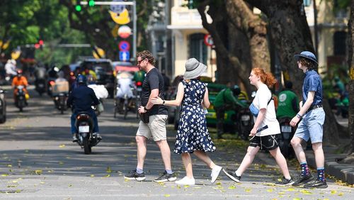 Du khách quốc tế tham quan Hà Nội. Ảnh: Hoàng Anh