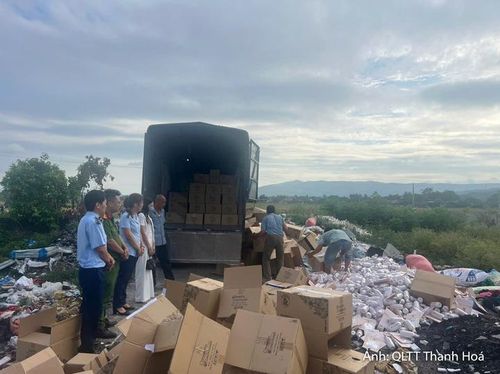 Lực lượng chức năng tiêu hủy hàng hóa vi phạm