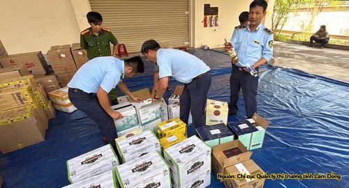 Lực lượng chức năng tiến hành kiểm tra và niêm phong hàng hóa vi phạm.