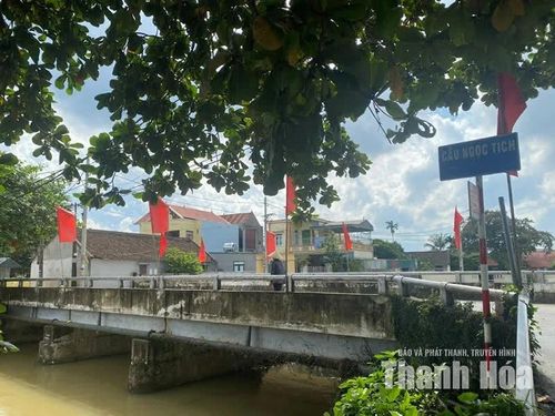 Cầu Ngọc Tích bắc qua kênh Bắc tô điểm thêm cho “bức tranh” đẹp của làng.