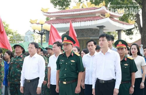 Lãnh đạo xã Thiệu Hóa và các lực lượng dâng hoa, dâng hương tưởng niệm các anh hùng liệt sĩ trước khi triển khai lấy mẫu hài cốt liệt sĩ chưa xác định được thông tin tại Nghĩa trang liệt sĩ Thiệu Yên.