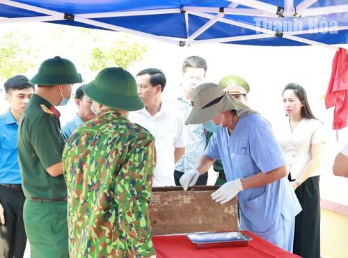 Lực lượng chức năng kiểm tra, đối chiếu thông tin các phần mộ liệt sĩ trước khi lấy mẫu.