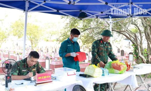 Các lực lượng phối hợp thực hiện việc lấy mẫu tại các phần mộ liệt sĩ chưa xác định được danh tính.
