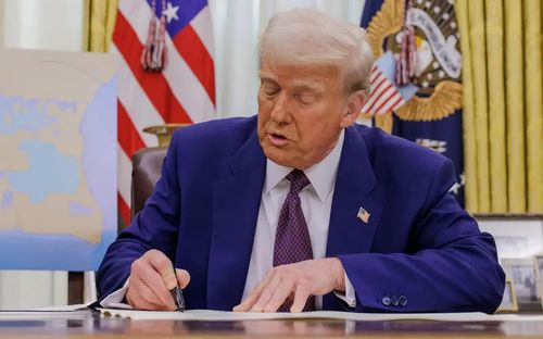 Tổng thống Donald Trump ký ngày 13/8, mức thuế 100% được áp dụng đối với máy bay không người lái có trọng lượng cất cánh trên 25 kg . Ảnh: Freemalaysiatoday.