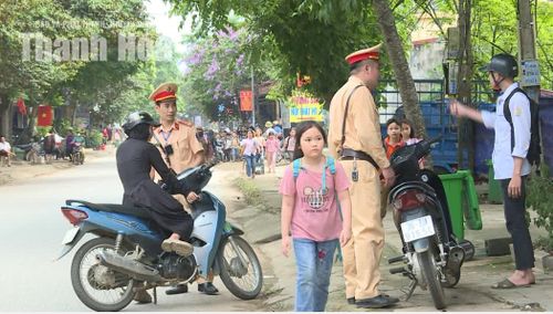 Lực lượng CSGT, Công an tỉnh kiểm tra, xử lý học sinh chưa đủ tuổi điều khiển phương tiện tại xã Ngọc Lặc.