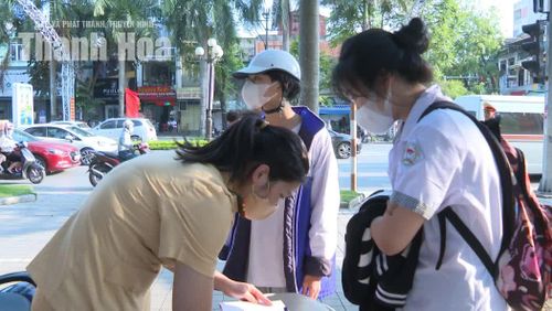 CSGT lập biên bản xử phạt học sinh vi phạm quy định không đội mũ bảo hiểm.