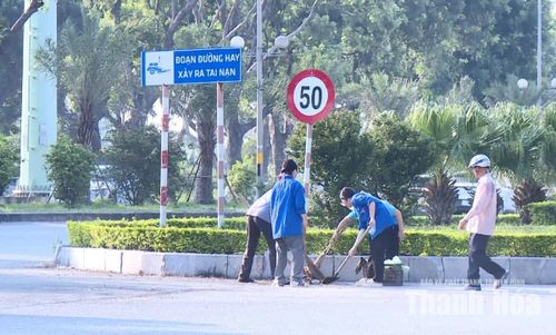 Đoàn viên, hội viên và Nhân dân dọn vệ sinh trên các tuyến đường.
