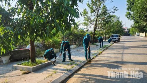 Các chiến sĩ Ban Chỉ huy Quân sự phường Hạc Thành tham gia tổng vệ sinh môi trường.
