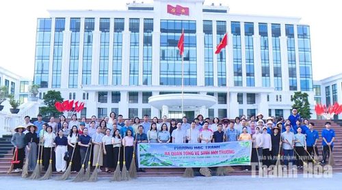 Cán bộ, công chức, viên chức, đoàn viên, hội viên phường Hạc Thành ra quân tổng dọn vệ sinh môi trường.