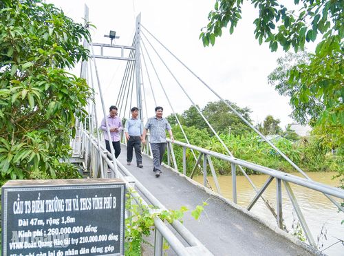 Đảng ủy xã Vĩnh Điều khảo sát vị trí chuẩn bị xây dựng cầu T3 mới.